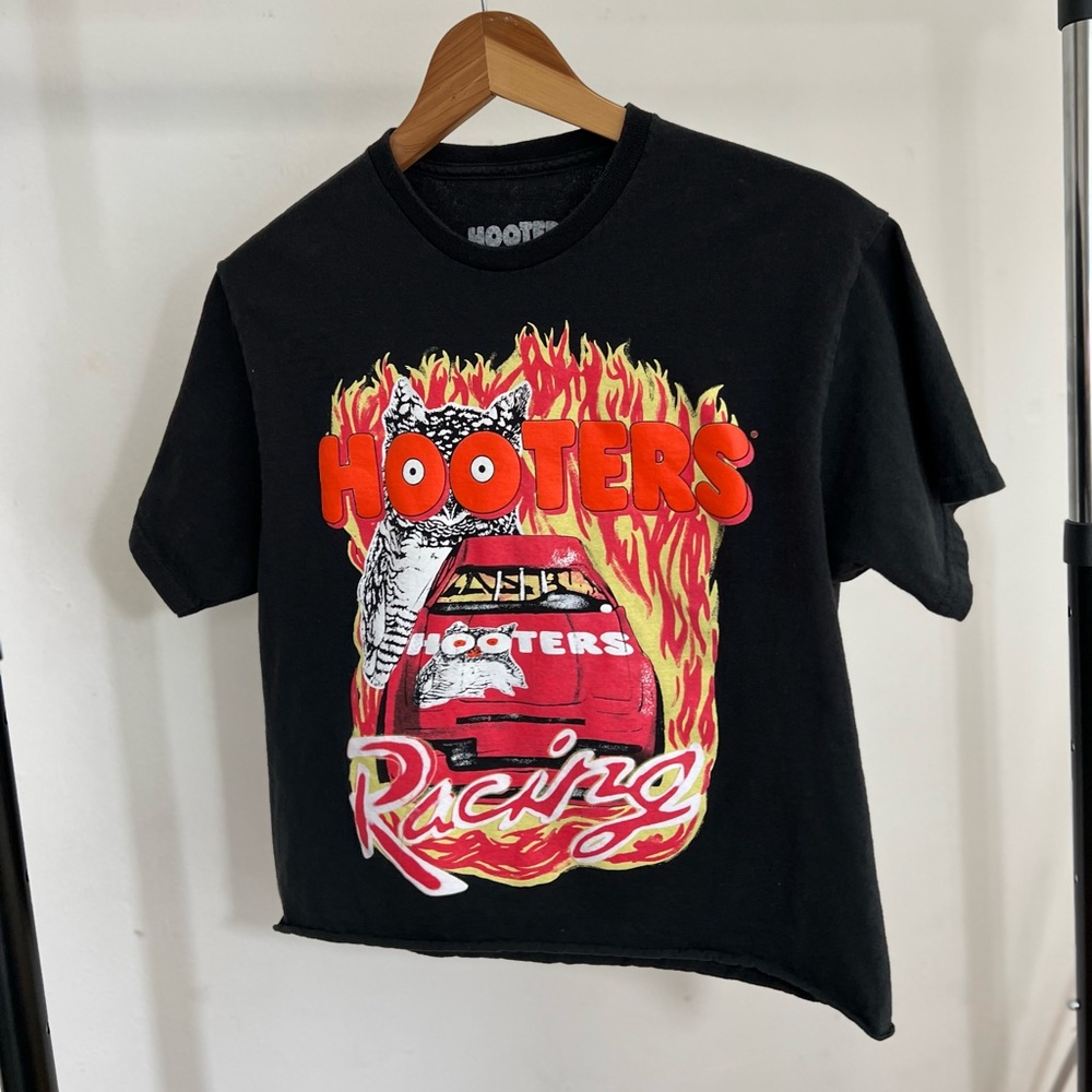 Hooters Racing Cropped Graphic Tee